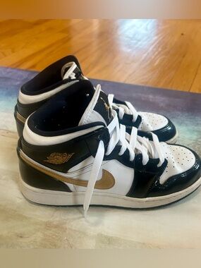 Big Kids Air Jordan Retro Mid SE Casual Sneakers in White, Black & Gold